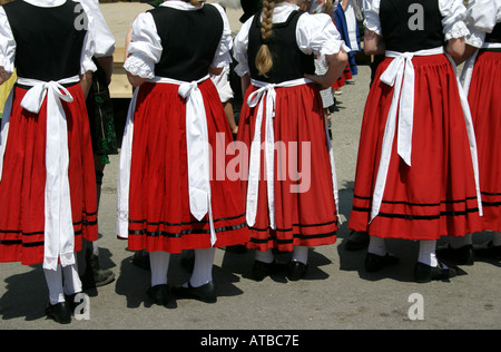 Los niños vestidos de traje y el traje tradicional bávaro delantal blanco y pajarita uno de Baviera Alemania