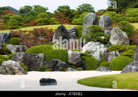 El paisaje seco Jardín en el famoso Museo de Arte Adachi en Japón Foto de stock