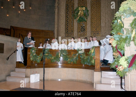 Coro de niños en Navidad Pageant cantando en la Basílica de Santa María. MN de Minneapolis, Minnesota, EE.UU. Foto de stock