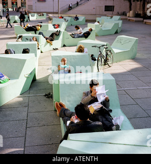 La gente en el barrio de los museos en Viena, Austria. Foto de stock