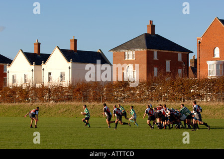 Partido de Rugby jugado con desarrollo Poundbury detrás cerca de Dorchester, Dorset, Inglaterra, Reino Unido. Foto de stock