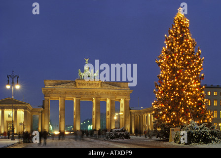 Puerta de Brandeburgo, con árbol de Navidad.