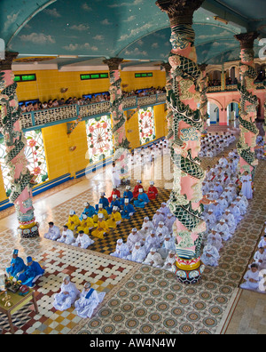 Una ceremonia de oración tal como se ve desde el balcón del gran templo Cao Dai de Tay Ninh aldea VIETNAM Foto de stock