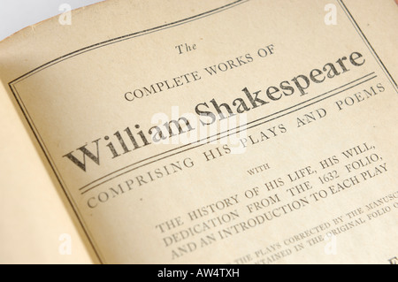 Viejo libro abierto de la poesía de William Shakespeare. Foto de stock