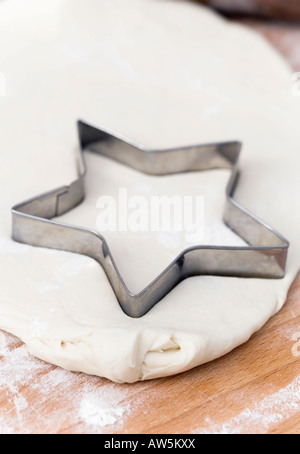 Pasta cruda con cortadores para galletas en forma de estrella Foto de stock