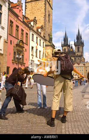 Un modelo disparar al staromestske nam la plaza de la ciudad vieja en Praga, la capital de la República Checa UE Foto de stock