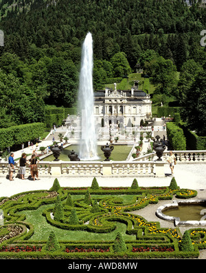 Linderhof Castle, una fuente de agua, Alta Baviera, Baviera, Alemania, Europa Foto de stock