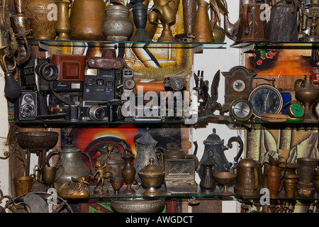 Selección de artículos para la venta en un puesto en el mercado en el Souk Naama Bay Sharm el-Sheikh, Egipto Foto de stock
