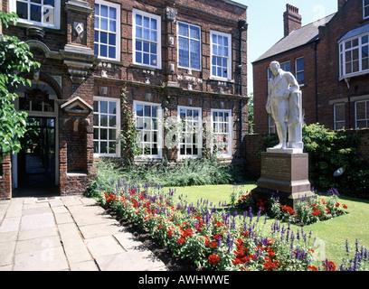 Estatua de William Wilberforce en jardín delantero en su natal Wilberforce House en Hull, Yorkshire, Inglaterra ahora un museo acerca de esclavos y la esclavitud Foto de stock