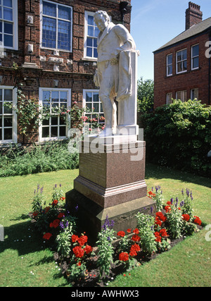 Estatua de William Wilberforce en jardín delantero en su natal Wilberforce House en Hull, Yorkshire, Inglaterra ahora un museo acerca de esclavos y la esclavitud Foto de stock