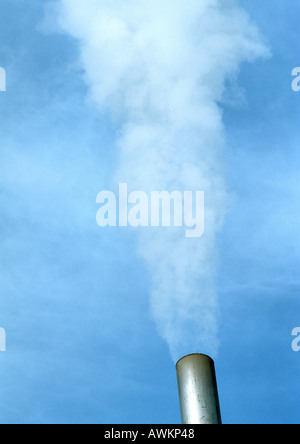 El humo de una columna de humo, bajo ángulo de visión Foto de stock