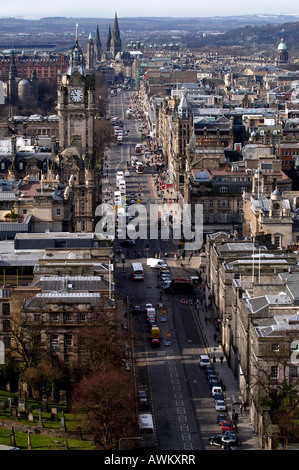 La calle Princes Street en Edimburgo como visto desde Calton Hill