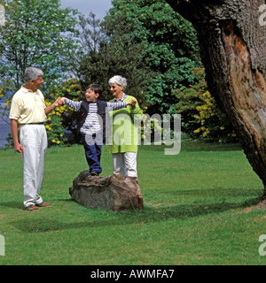 Los abuelos CON EL NIÑO EN EL PARQUE