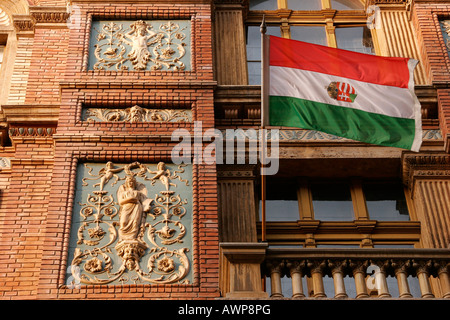 La bandera del estado húngaro en una fachada profusamente decorada, Budapest, Hungría, Europa Foto de stock