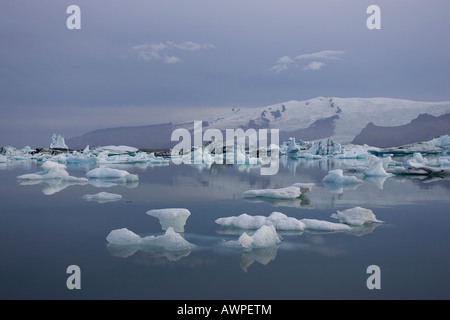 Joekulsarlon lago glaciar, Glaciar Vatnajoekull, Islandia, el Océano Atlántico Foto de stock