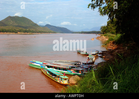 Laos Luang Prabang transbordadores en el río Mekong Foto de stock