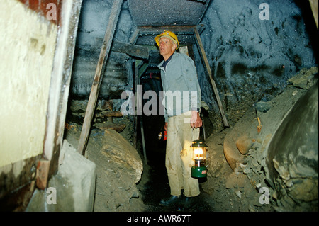 Prospector dentro de su mina, Brooks, Alaska, EE.UU. Foto de stock