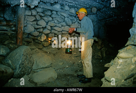 Prospector dentro de su mina, Brooks, Alaska, EE.UU. Foto de stock
