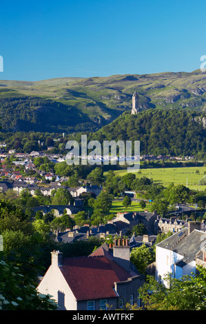 Vista sobre el Auld Brig y el National Wallace Monument sobre Abbey Craig hasta las colinas de Ochil, Stirling, Escocia, Reino Unido Foto de stock