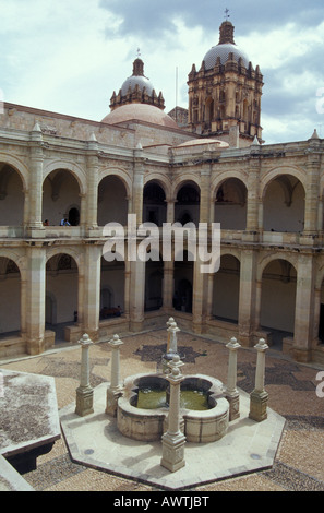 Patio interior del convento de Santo Domingo, Oaxaca, México Foto de stock