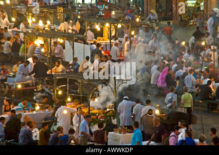 Antena horizontal cerca de los puestos de comida al aire libre cocinar con productos frescos de la plaza del mercado lugar Jemaa el Fna por la noche