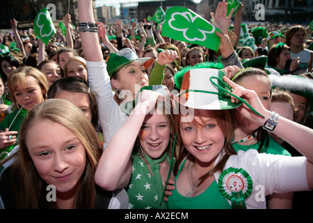 Las niñas adolescentes irlandeses en la parte delantera de la multitud en el concierto del Día de San patricio y el carnaval en Custom House square en Belfast Foto de stock