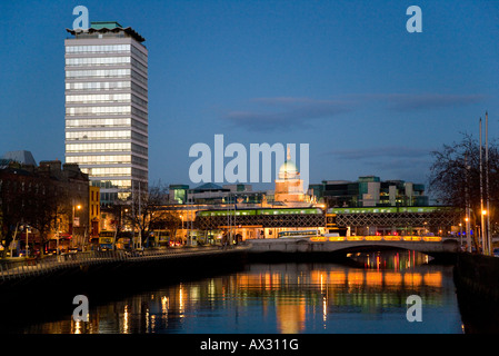 Vista de la Customs House Liberty Hall y el IFSC por el río Liffey en Dublín en la noche Foto de stock