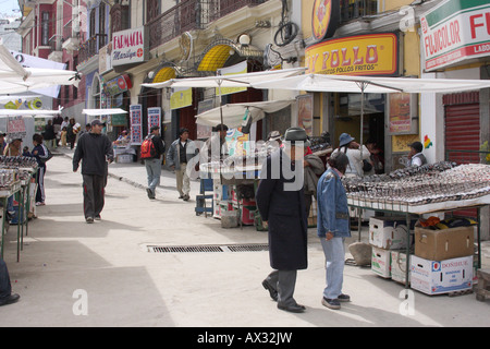 Los compradores de un paseo a lo largo de market street en Highland capital de Bolivia, La Paz. Foto de stock