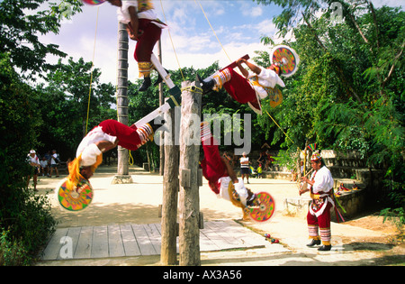 Mexiko Yucatán Indio Voladores volando alrededor de un antiguo ritual del polo prehispanics Foto de stock