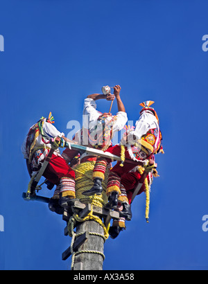 Mexiko Yucatán Indio Voladores volando alrededor de un antiguo ritual del polo prehispanics Foto de stock