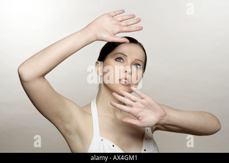 Retrato de una joven mujer protegerse a sí mismas de bronceado Foto de stock