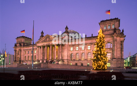 Reichstag de Berlín en invierno árbol de navidad Foto de stock