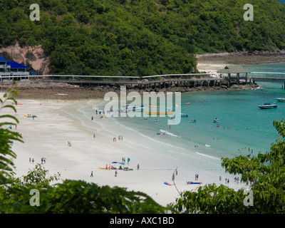 Playa de arena blanca Playa Tawaen, Isla de Coral aka Koh Larn, Pattaya, Tailandia Foto de stock