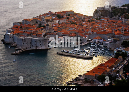 Ciudad vieja de Dubrovnik, Croacia al atardecer