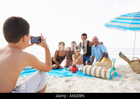 Niño tomando la foto de familia en la playa