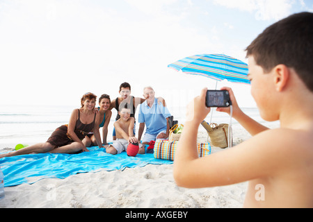 Niño tomando la foto de familia en la playa