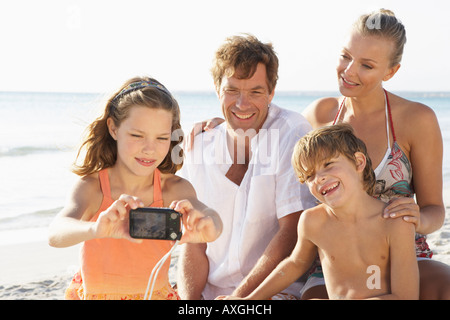 Chica Que retrato de familia en playa, Mallorca, España