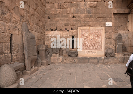 Bosra Siria entrada al fuerte Ayyubid que contiene el anfiteatro romano Foto de stock