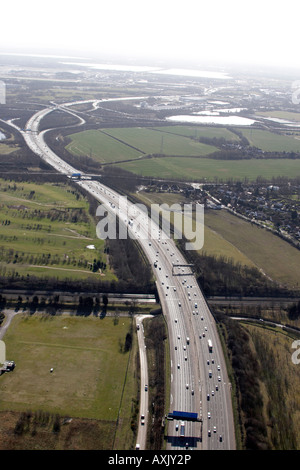Vista aérea oblicua de alto nivel al sur de la autopista M25 J15 J14 Slough SL0 Londres Inglaterra Feb 2006 Foto de stock