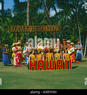 Gran grupo de bailarines hawaianos y cantantes entretienen con guitarras ukuleles en el Kodak Hula Show en Waikiki, Honolulu, Hawai Foto de stock