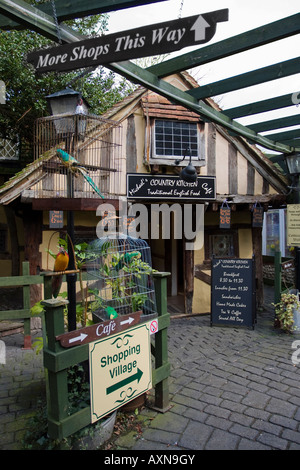 Pub Inglés pintoresco situado en Paseo de adoquines, Steyning, West Sussex, Reino Unido Foto de stock