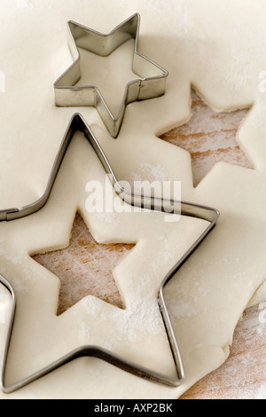 Pasta cruda con cortadores para galletas en forma de estrella Foto de stock
