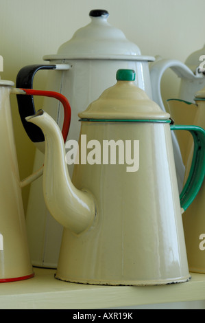 Cafeteras antiguas Fotografía de stock - Alamy