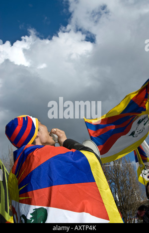 París FRA-NCE, independencia del Tibet demostración por inmigrantes tibetano 'Día de Tíbet' gritando consignas en el megáfono en la calle Foto de stock