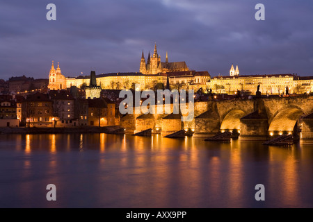 Catedral de San Vito, el Puente Carlos y el barrio del castillo iluminado por la noche en invierno, Praga, República Checa