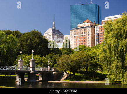 Puente de la laguna en el jardín público de Boston, Massachusetts, EE.UU. Foto de stock