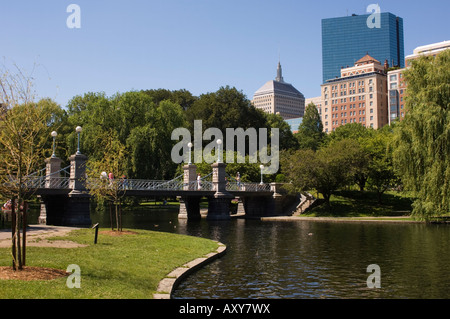 Puente de la laguna en el jardín público de Boston, Massachusetts, EE.UU. Foto de stock