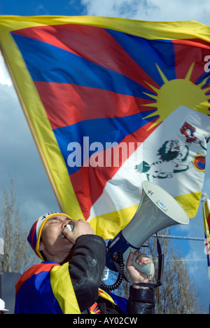Paris FRA-NCE, Tibet Demostración de inmigrantes tibetanos 'Día por Tibet' Hombre gritando eslóganes en Megaphone on Street, activistas de derechos humanos, Foto de stock