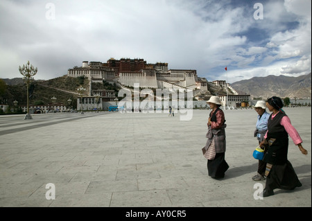 Mujer tibetana local en Gente del Parque fuera del palacio de Potala, Lhasa, Tíbet, China. Sept 06. Foto de stock