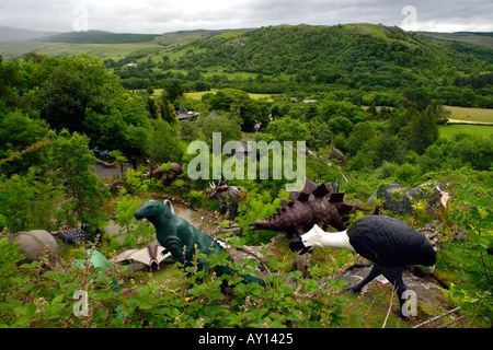 Parte de los mundos el mayor parque de dinosaurios en el Dan yr Ogof Showcaves en Brecon Beacons Gales Powys REINO UNIDO GB Foto de stock